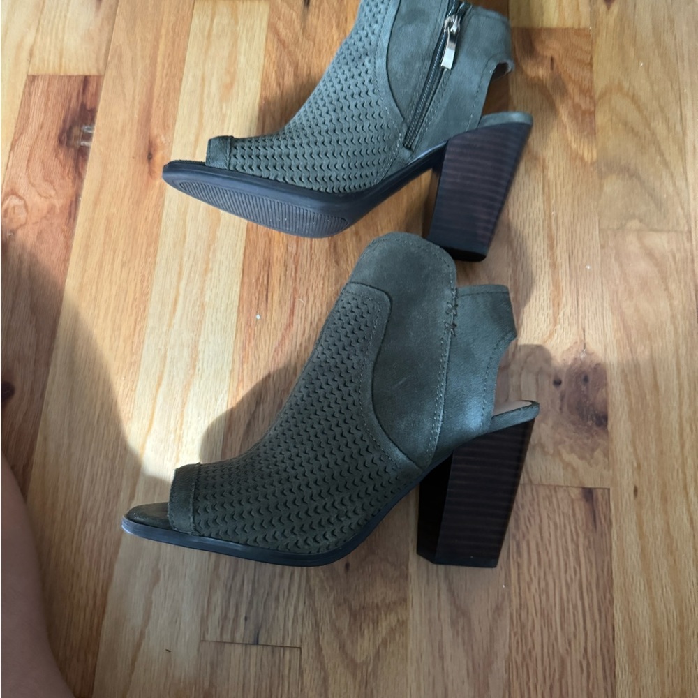 Essex Lane NWOT olive ankle booties size 6 - Picture 8 of 10